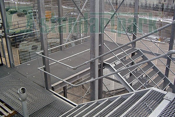 Основные особенности ступеней из решетчатого настила