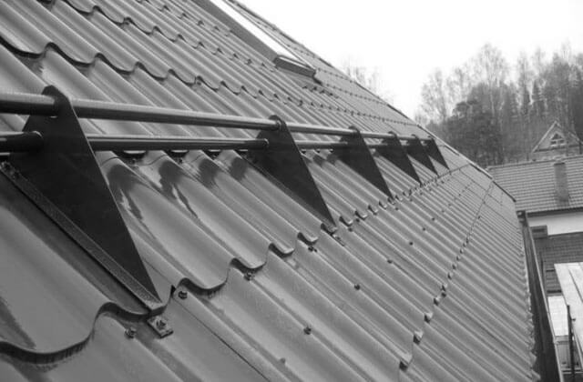 Разновидности снегозадержателей на крышу