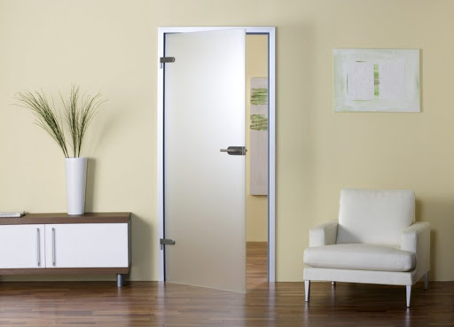 Стеклянные двери в интерьере