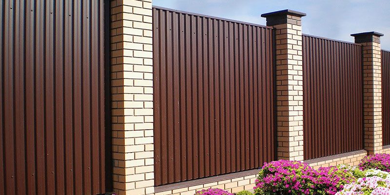 Как выбрать хороший профнастил для ограждения приусадебного участка