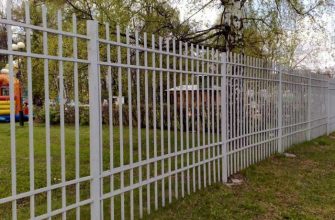 Этапы и особенности установки забора из труб своими руками