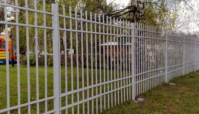 Этапы и особенности установки забора из труб своими руками